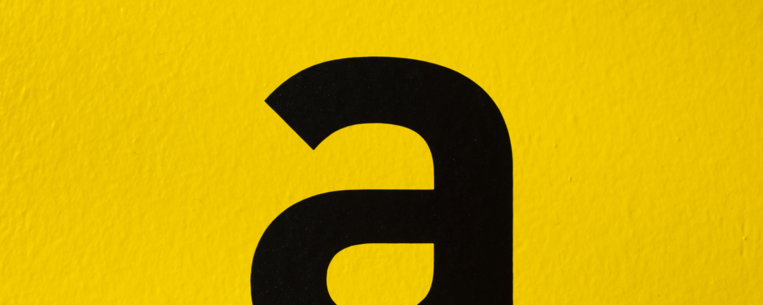 Czarna litera na żółtym tle spełniająca kryterium kontrastu