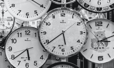 Czarno-białe tarcze zegarów