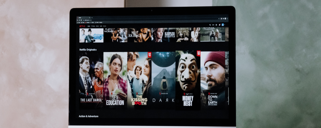 Grafika przedstawia w głównej mierze monitor, na którym widoczna jest strona główna serwisu Netflix, która jest przykładem kryterium Animacja po interakcji.