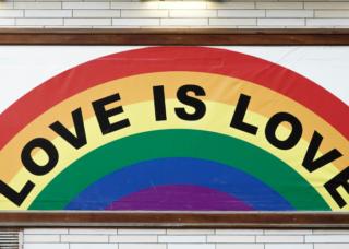 Billboard z tęczą i angielskim napisem: Miłość to miłość. Nawiązuje do: Wywiad na temat przeprojektowania strony KPH.